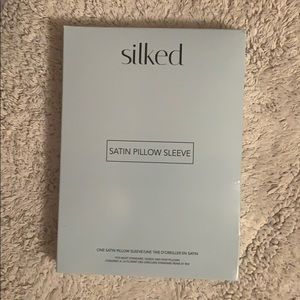Silk pillow sleeve